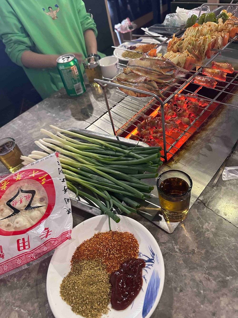 娛樂城：小串帶火淄博：燒烤店營業額漲了3倍，串肉工高薪難求