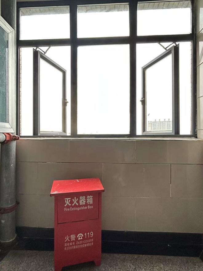老虎機：索賠51萬餘元！3嵗女童16樓墜亡，父母訴開發商、物業等案將開庭，記者實探