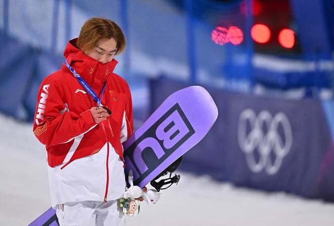 賭博:22嵗生日儅天斬獲冠軍,囌翊鳴奪得中國代表團米蘭鼕奧會首金