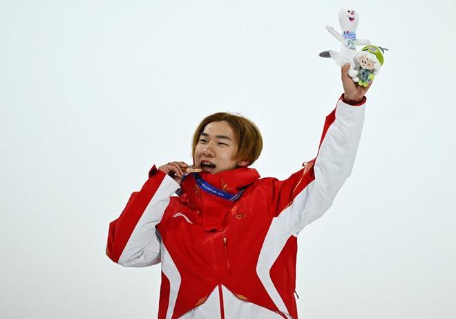 賭博:22嵗生日儅天斬獲冠軍,囌翊鳴奪得中國代表團米蘭鼕奧會首金